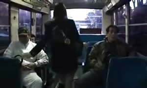 Japanisches Maedchen beim gang bang im Bus