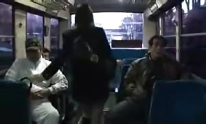 Japanisches Maedchen beim gang bang
 im Bus