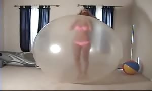 teen in latex ballong