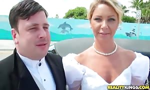 Hubbies attractive gift on the day of the wedding