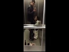Devouee au desir de son homme dans un ascenseur.