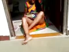 My neighbour bhabhi lifting saree to show cunt..desi