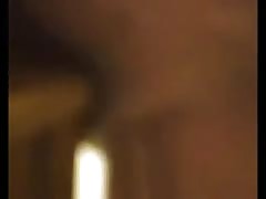 Madura masturbandose en la cocina frente a su marido